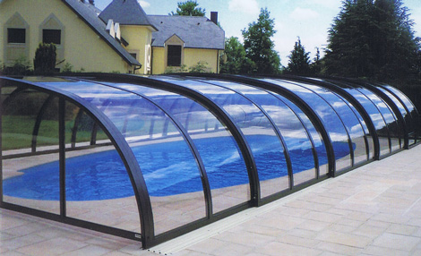 Poolhalle Zenith von Vöroka in glasklarer Ausführung